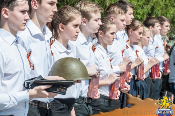 На Сапун-горе над Севастополем подняли В«Знамена славыВ» (ФОТОРЕПОРТАЖ) - «Общество Крыма»