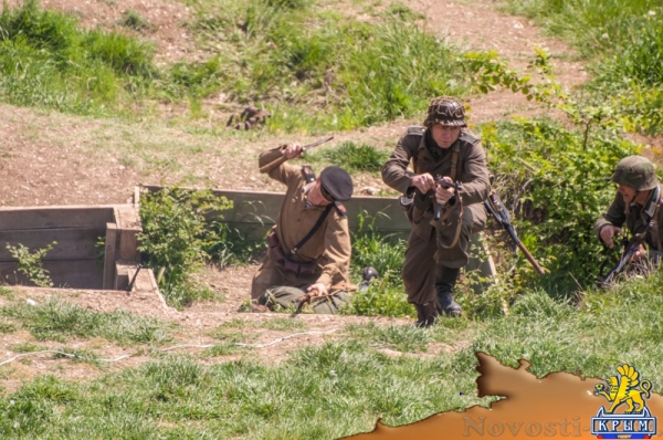 На Сапун-горе над Севастополем подняли В«Знамена славыВ» (ФОТОРЕПОРТАЖ) - «Общество Крыма»