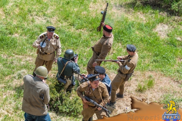 На Сапун-горе над Севастополем подняли В«Знамена славыВ» (ФОТОРЕПОРТАЖ) - «Общество Крыма»