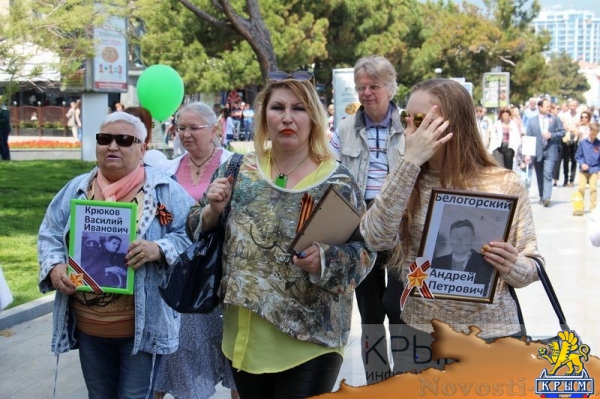 Акция «Бессмертный полк» собрала на набережной Ялты тысячи горожан (ФОТО) - «Политика Крыма»