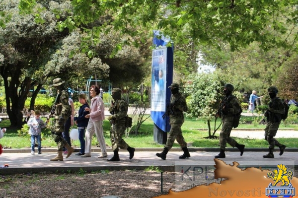 Акция «Бессмертный полк» собрала на набережной Ялты тысячи горожан (ФОТО) - «Политика Крыма»