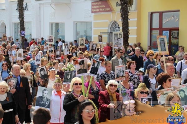 Акция «Бессмертный полк» собрала на набережной Ялты тысячи горожан (ФОТО) - «Политика Крыма»