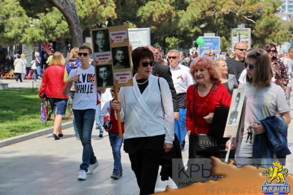 Акция «Бессмертный полк» собрала на набережной Ялты тысячи горожан (ФОТО) - «Политика Крыма»