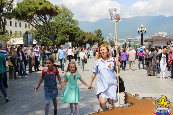 Акция «Бессмертный полк» собрала на набережной Ялты тысячи горожан (ФОТО) - «Политика Крыма»