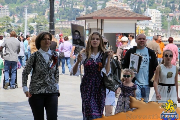 Акция «Бессмертный полк» собрала на набережной Ялты тысячи горожан (ФОТО) - «Политика Крыма»