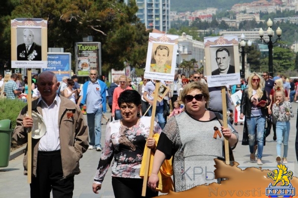 Акция «Бессмертный полк» собрала на набережной Ялты тысячи горожан (ФОТО) - «Политика Крыма»