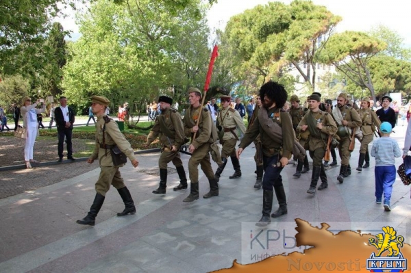 Акция «Бессмертный полк» собрала на набережной Ялты тысячи горожан (ФОТО) - «Политика Крыма»