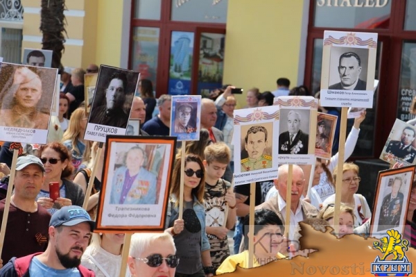 Акция «Бессмертный полк» собрала на набережной Ялты тысячи горожан (ФОТО) - «Политика Крыма»