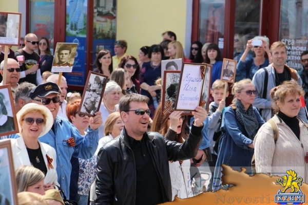 Акция «Бессмертный полк» собрала на набережной Ялты тысячи горожан (ФОТО) - «Политика Крыма»