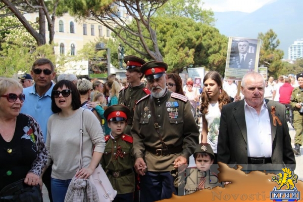 Акция «Бессмертный полк» собрала на набережной Ялты тысячи горожан (ФОТО) - «Политика Крыма»