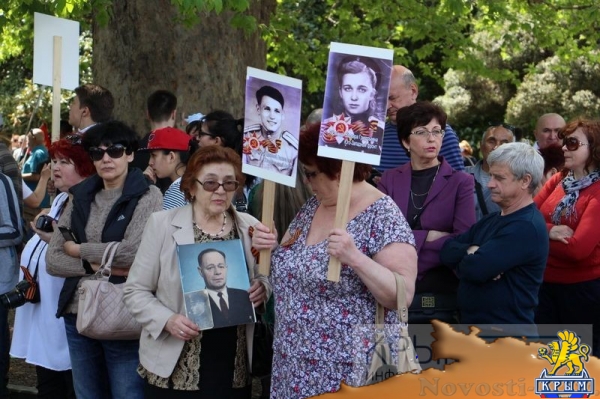 Акция «Бессмертный полк» собрала на набережной Ялты тысячи горожан (ФОТО) - «Политика Крыма»