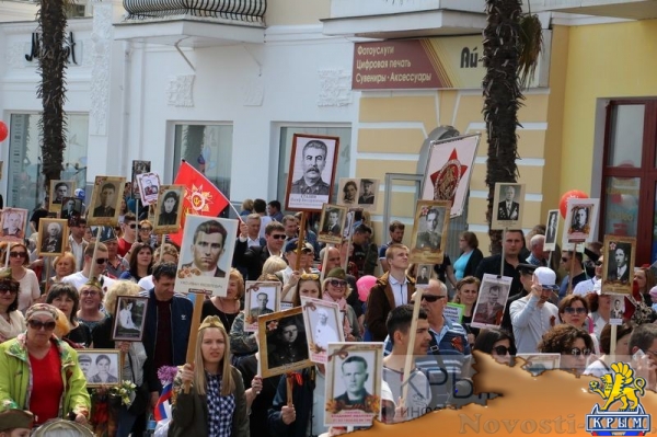 Акция «Бессмертный полк» собрала на набережной Ялты тысячи горожан (ФОТО) - «Политика Крыма»