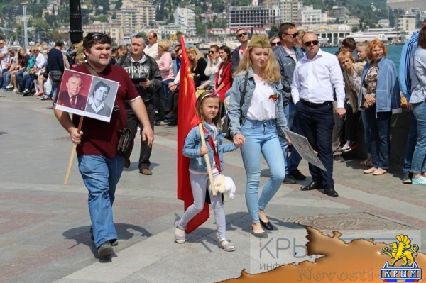 Акция «Бессмертный полк» собрала на набережной Ялты тысячи горожан (ФОТО) - «Политика Крыма»