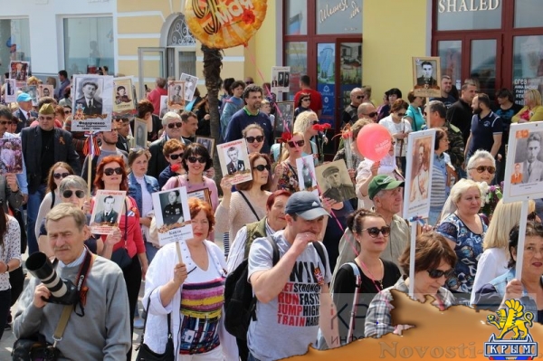 Акция «Бессмертный полк» собрала на набережной Ялты тысячи горожан (ФОТО) - «Политика Крыма»