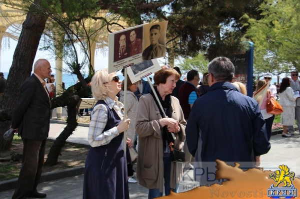 Акция «Бессмертный полк» собрала на набережной Ялты тысячи горожан (ФОТО) - «Политика Крыма»