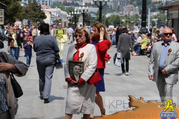Акция «Бессмертный полк» собрала на набережной Ялты тысячи горожан (ФОТО) - «Политика Крыма»