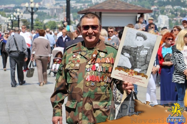 Акция «Бессмертный полк» собрала на набережной Ялты тысячи горожан (ФОТО) - «Политика Крыма»