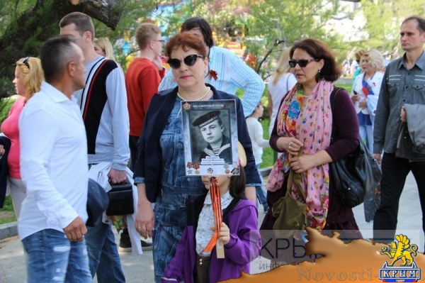 Акция «Бессмертный полк» собрала на набережной Ялты тысячи горожан (ФОТО) - «Политика Крыма»