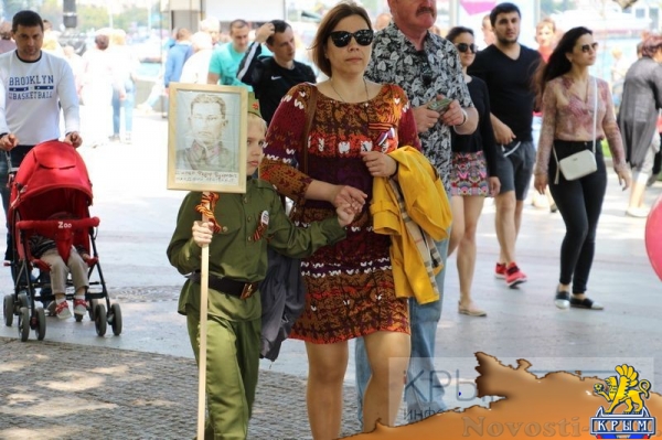Акция «Бессмертный полк» собрала на набережной Ялты тысячи горожан (ФОТО) - «Политика Крыма»
