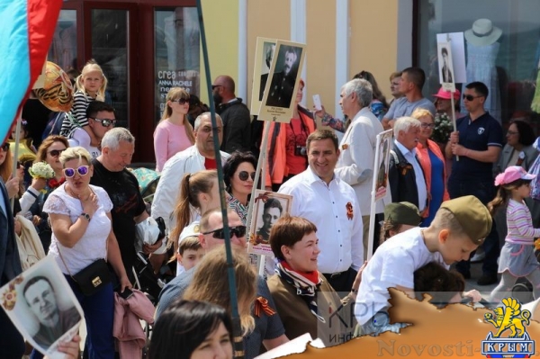 Акция «Бессмертный полк» собрала на набережной Ялты тысячи горожан (ФОТО) - «Политика Крыма»