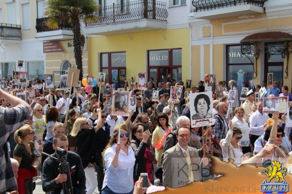Акция «Бессмертный полк» собрала на набережной Ялты тысячи горожан (ФОТО) - «Политика Крыма»