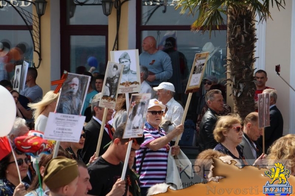 Акция «Бессмертный полк» собрала на набережной Ялты тысячи горожан (ФОТО) - «Политика Крыма»