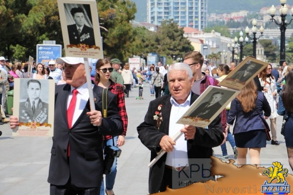 Акция «Бессмертный полк» собрала на набережной Ялты тысячи горожан (ФОТО) - «Политика Крыма»