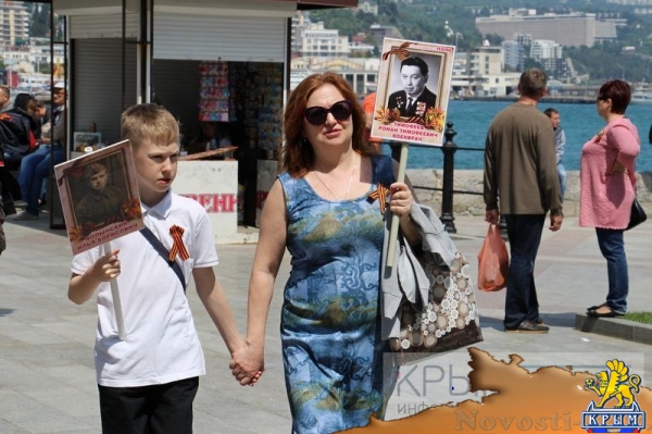 Акция «Бессмертный полк» собрала на набережной Ялты тысячи горожан (ФОТО) - «Политика Крыма»