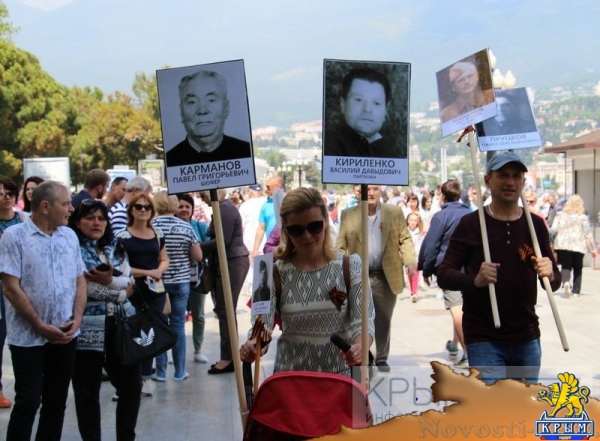 Акция «Бессмертный полк» собрала на набережной Ялты тысячи горожан (ФОТО) - «Политика Крыма»