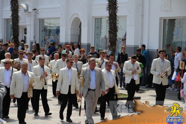 Акция «Бессмертный полк» собрала на набережной Ялты тысячи горожан (ФОТО) - «Политика Крыма»