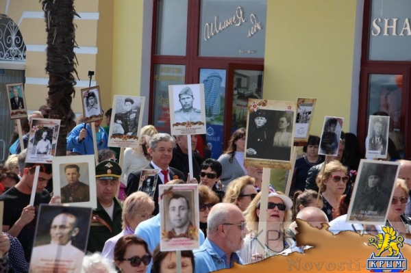 Акция «Бессмертный полк» собрала на набережной Ялты тысячи горожан (ФОТО) - «Политика Крыма»