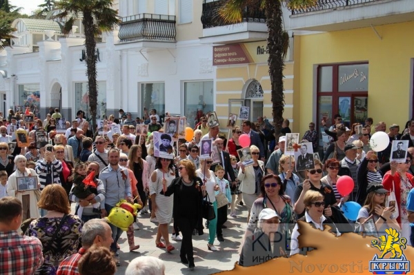 Акция «Бессмертный полк» собрала на набережной Ялты тысячи горожан (ФОТО) - «Политика Крыма»