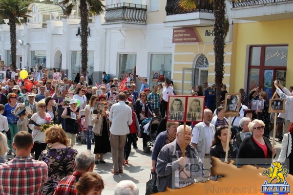 Акция «Бессмертный полк» собрала на набережной Ялты тысячи горожан (ФОТО) - «Политика Крыма»