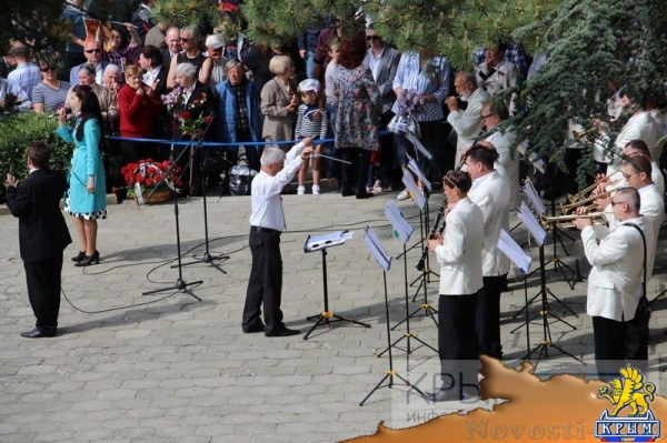 Более 6 тысяч ялтинцев пришли на митинг к мемориалу Холм Славы в честь очередной годовщины Великой Победы (ФОТО, ВИДЕО) - «Политика Крыма»