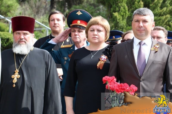 Более 6 тысяч ялтинцев пришли на митинг к мемориалу Холм Славы в честь очередной годовщины Великой Победы (ФОТО, ВИДЕО) - «Политика Крыма»