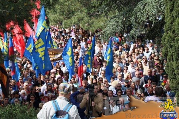 Более 6 тысяч ялтинцев пришли на митинг к мемориалу Холм Славы в честь очередной годовщины Великой Победы (ФОТО, ВИДЕО) - «Политика Крыма»