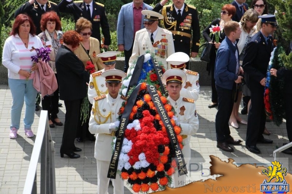Более 6 тысяч ялтинцев пришли на митинг к мемориалу Холм Славы в честь очередной годовщины Великой Победы (ФОТО, ВИДЕО) - «Политика Крыма»