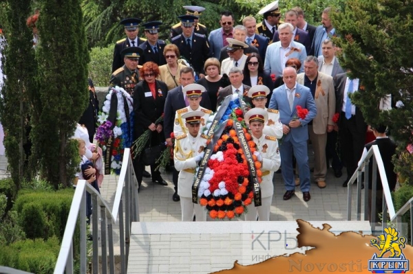 Более 6 тысяч ялтинцев пришли на митинг к мемориалу Холм Славы в честь очередной годовщины Великой Победы (ФОТО, ВИДЕО) - «Политика Крыма»