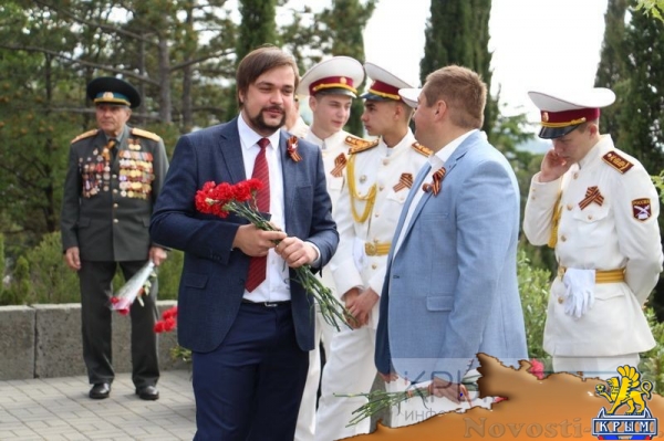 Более 6 тысяч ялтинцев пришли на митинг к мемориалу Холм Славы в честь очередной годовщины Великой Победы (ФОТО, ВИДЕО) - «Политика Крыма»