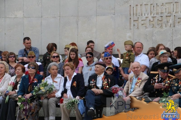 Более 6 тысяч ялтинцев пришли на митинг к мемориалу Холм Славы в честь очередной годовщины Великой Победы (ФОТО, ВИДЕО) - «Политика Крыма»