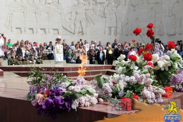 Более 6 тысяч ялтинцев пришли на митинг к мемориалу Холм Славы в честь очередной годовщины Великой Победы (ФОТО, ВИДЕО) - «Политика Крыма»