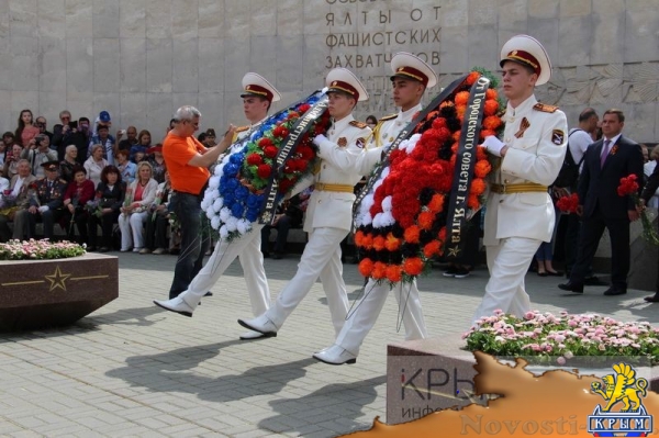 Более 6 тысяч ялтинцев пришли на митинг к мемориалу Холм Славы в честь очередной годовщины Великой Победы (ФОТО, ВИДЕО) - «Политика Крыма»