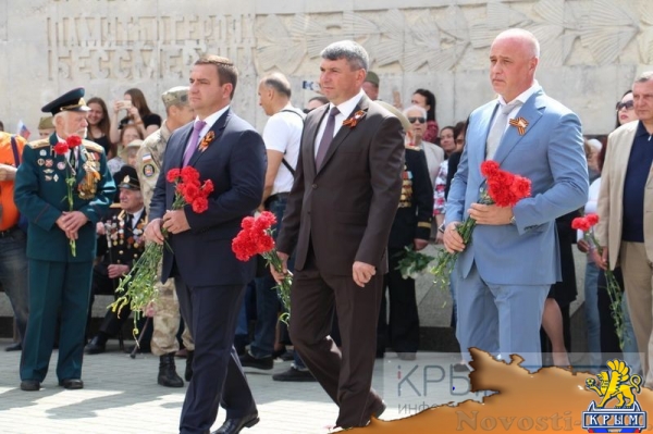 Более 6 тысяч ялтинцев пришли на митинг к мемориалу Холм Славы в честь очередной годовщины Великой Победы (ФОТО, ВИДЕО) - «Политика Крыма»