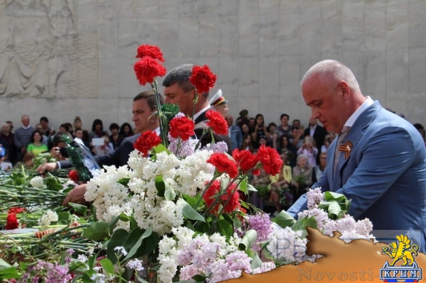 Более 6 тысяч ялтинцев пришли на митинг к мемориалу Холм Славы в честь очередной годовщины Великой Победы (ФОТО, ВИДЕО) - «Политика Крыма»