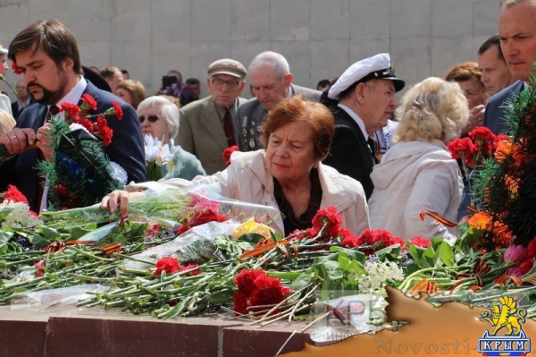 Более 6 тысяч ялтинцев пришли на митинг к мемориалу Холм Славы в честь очередной годовщины Великой Победы (ФОТО, ВИДЕО) - «Политика Крыма»