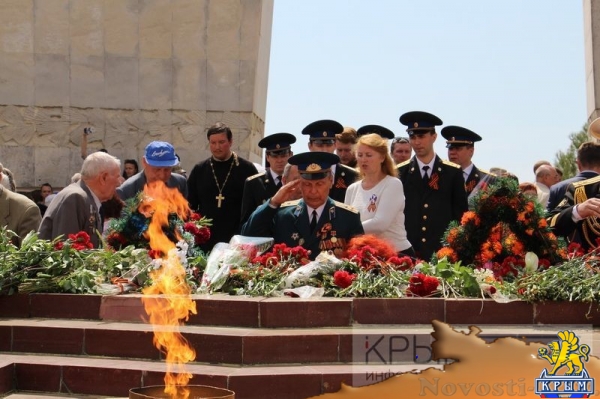 Более 6 тысяч ялтинцев пришли на митинг к мемориалу Холм Славы в честь очередной годовщины Великой Победы (ФОТО, ВИДЕО) - «Политика Крыма»