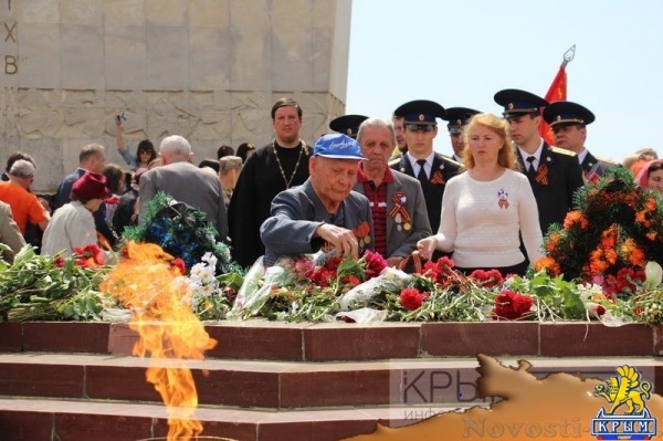 Более 6 тысяч ялтинцев пришли на митинг к мемориалу Холм Славы в честь очередной годовщины Великой Победы (ФОТО, ВИДЕО) - «Политика Крыма»