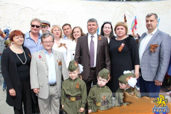 Более 6 тысяч ялтинцев пришли на митинг к мемориалу Холм Славы в честь очередной годовщины Великой Победы (ФОТО, ВИДЕО) - «Политика Крыма»