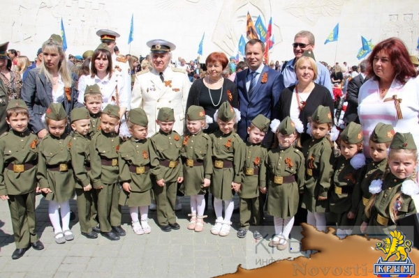 Более 6 тысяч ялтинцев пришли на митинг к мемориалу Холм Славы в честь очередной годовщины Великой Победы (ФОТО, ВИДЕО) - «Политика Крыма»