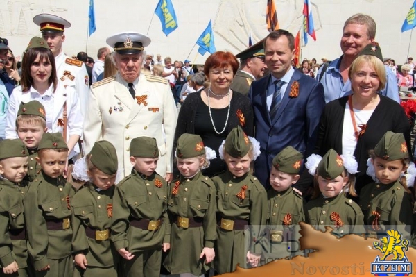 Более 6 тысяч ялтинцев пришли на митинг к мемориалу Холм Славы в честь очередной годовщины Великой Победы (ФОТО, ВИДЕО) - «Политика Крыма»